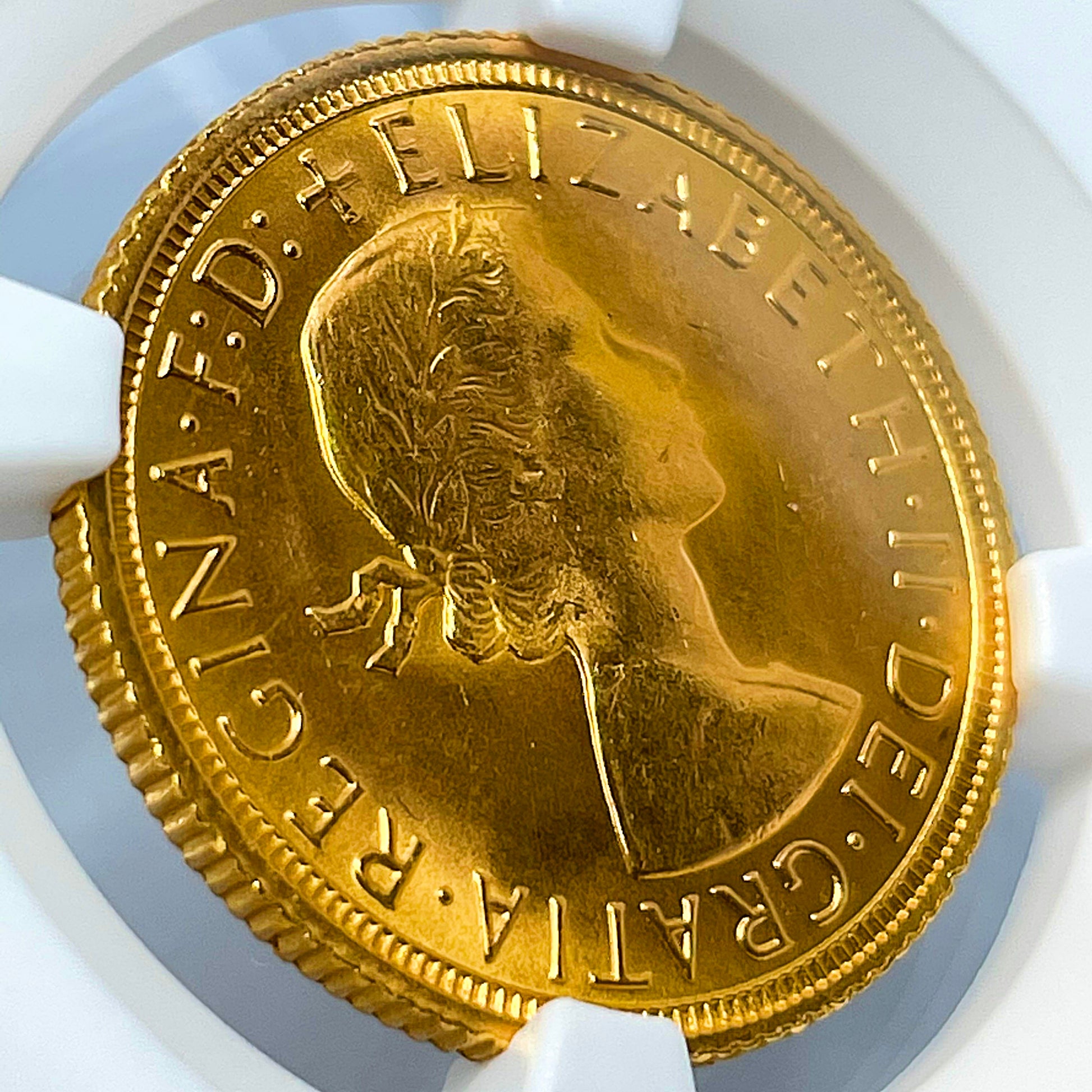 嘉日の小物とアンティークコイン【人気・エリザベス2世】イギリス　NGCPF-69　ソブリン金貨 2000